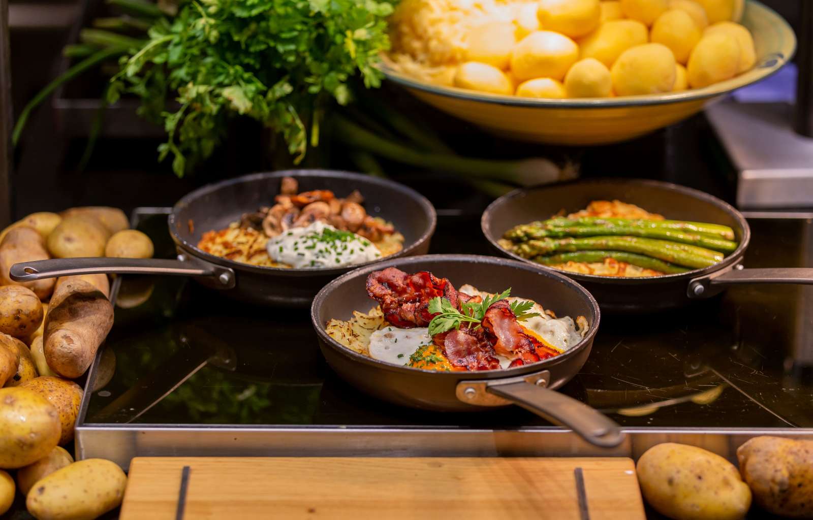 Röstis in der Pfanne mit Bacon und Spargel