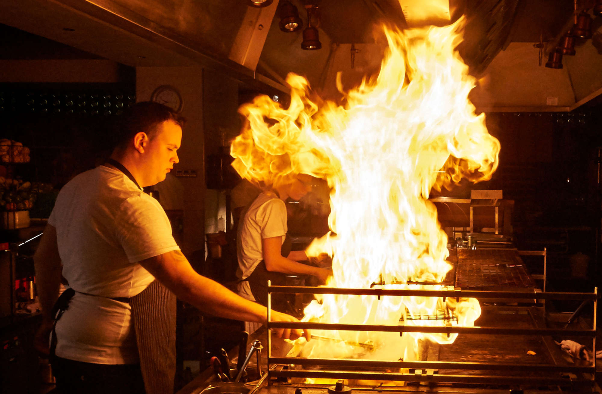 Feuer und Flamme für echten Grillgeschmack? Grill mit hohen Flammen