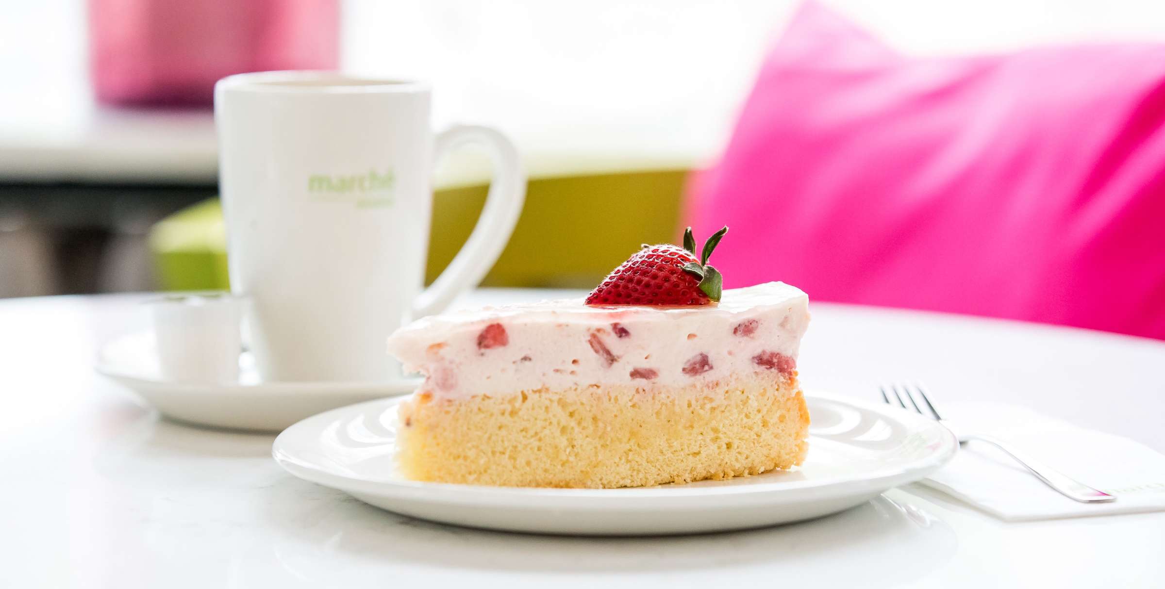 Hausgemachter Kuchen und Kaffee im Terrassencafé Kakadu