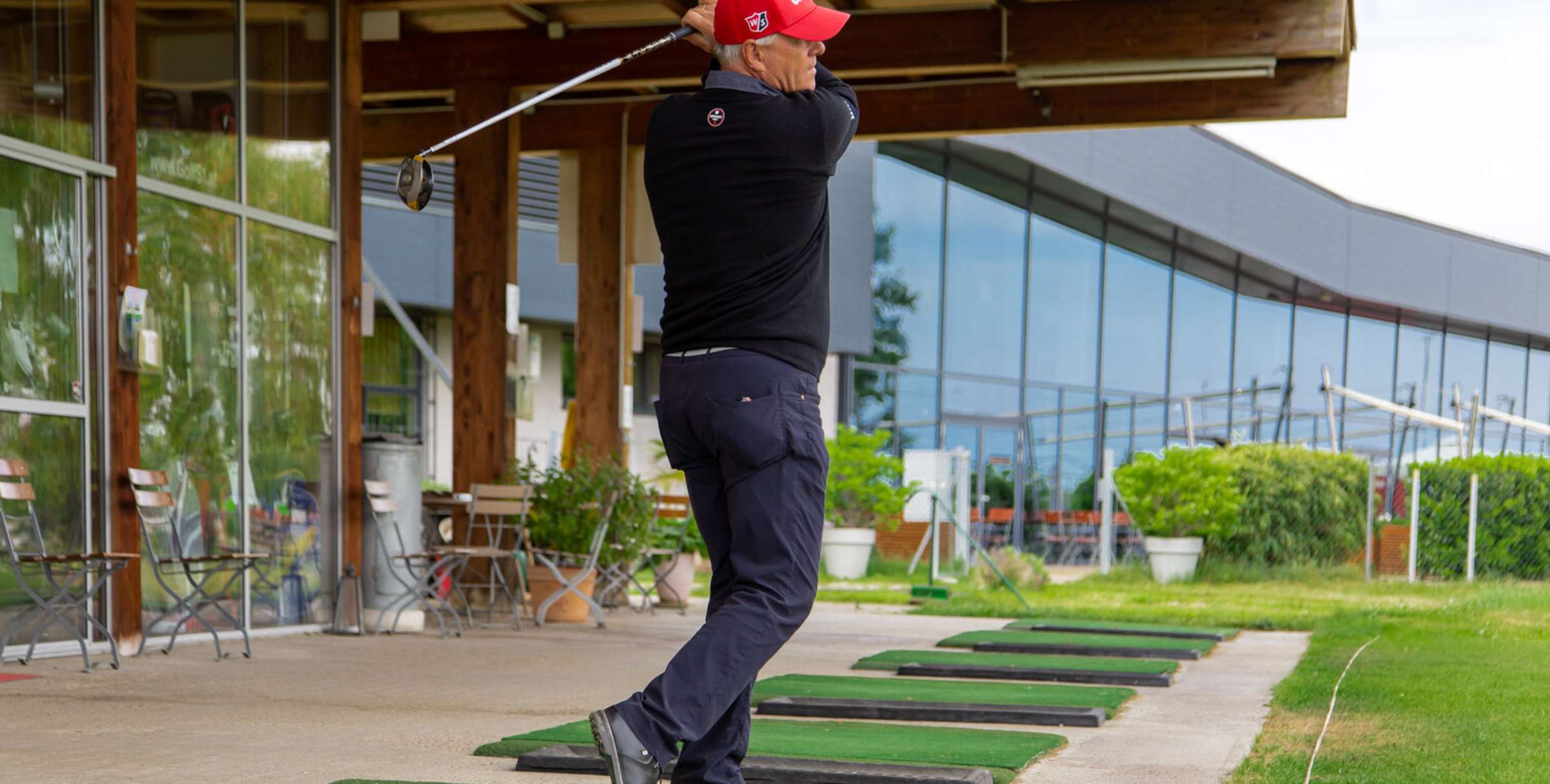 Mann spielt Golf in Schwechat