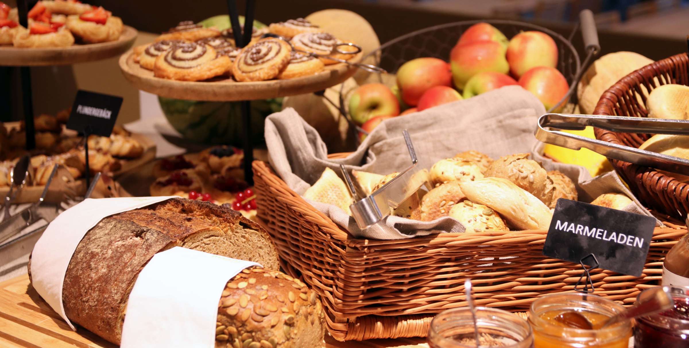 Frühstücksbuffet mit Gästen