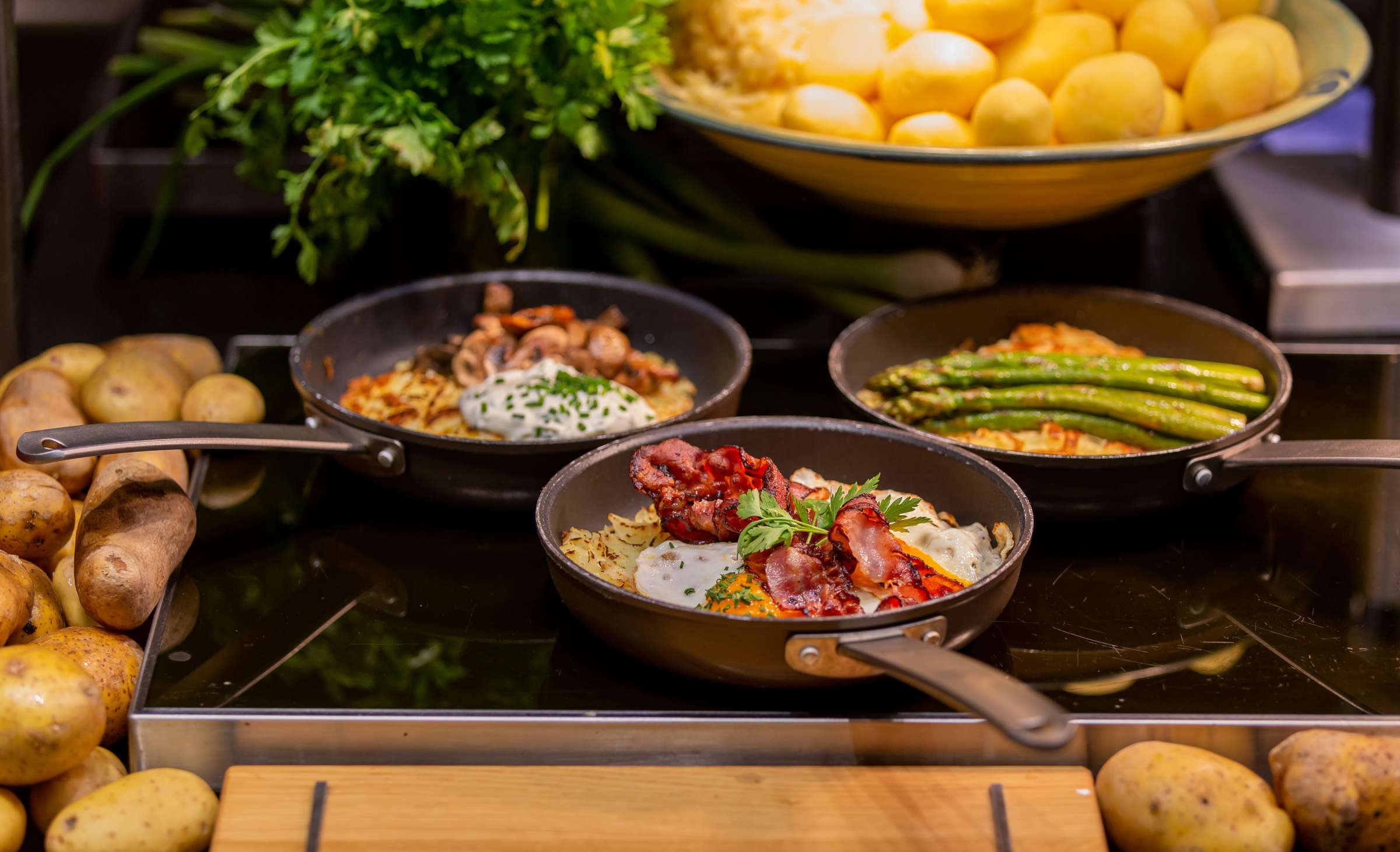 Röstis in der Pfanne mit Bacon und Spargel