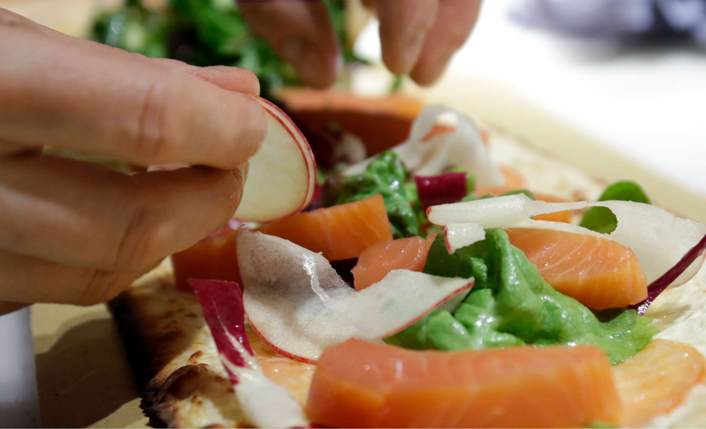 Pizza wird frisch zubereitet. 