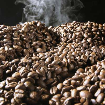 Frischer Kaffee, Frische Kaffeebohnen, Kaffee trinken